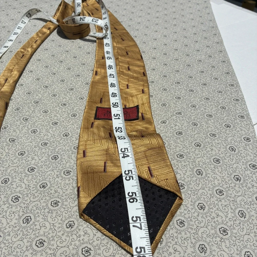 Neo Bill Blass Gold Chevron Silk Necktie Geometric Jacquard Men Formal Accessory